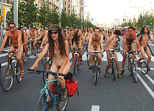 Nus en bici, reivindicant el carrer