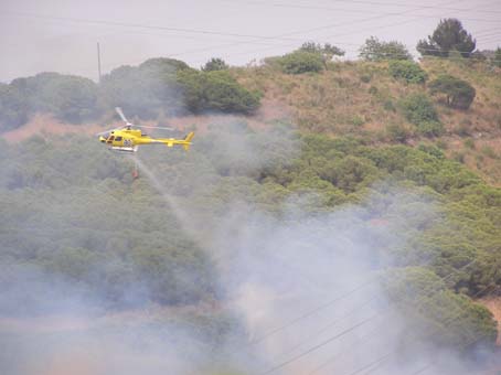 Helicòpter extingint el foc